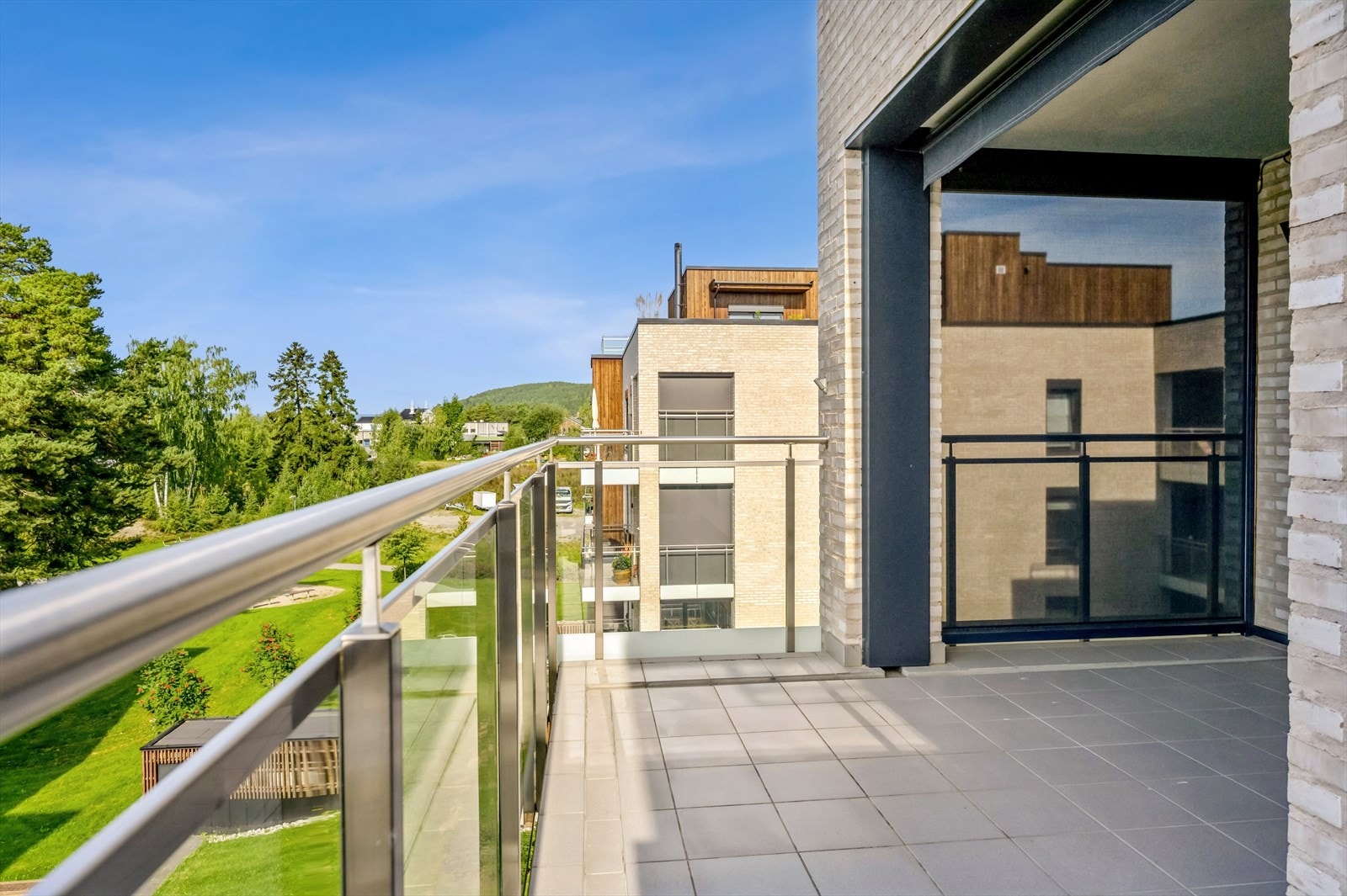 Balkongen er romslig med svært gode solforhold ettermiddag og kveld. Galleribilde