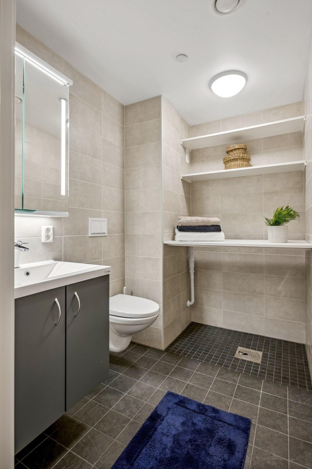 Gjestebadet/vaskerommet er også et romslig og delikat bad. Her er det gode valg i fliser og møblement. Galleribilde