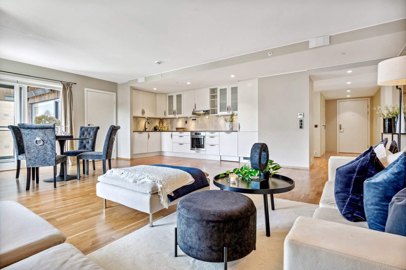 Et romslig rom med god gulvplass, selv fullmøblert. Galleribilde