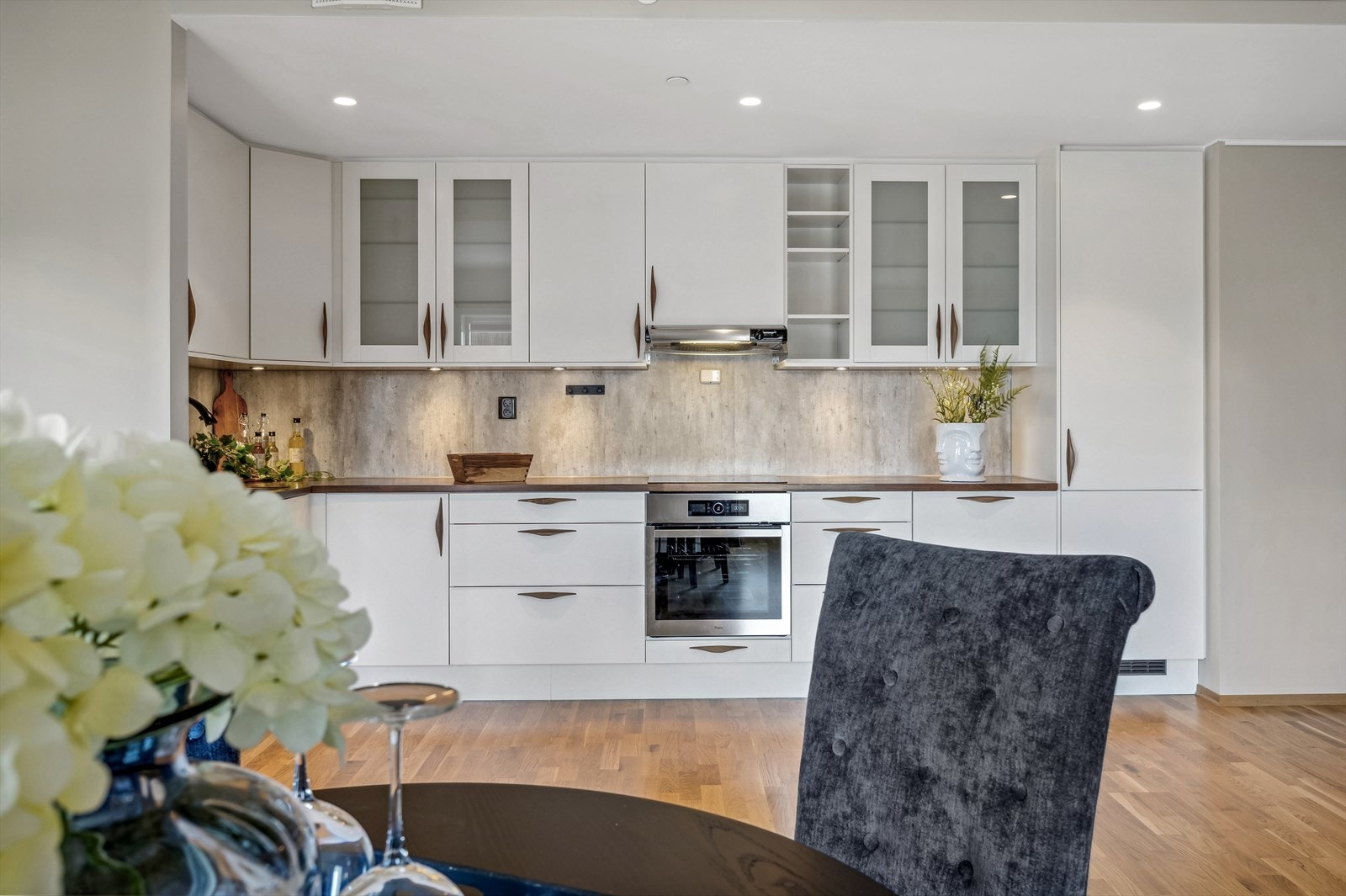 Kjøkkenet er stilrent med flotte detaljer i både servant, kran, håndtak og belysning. Galleribilde