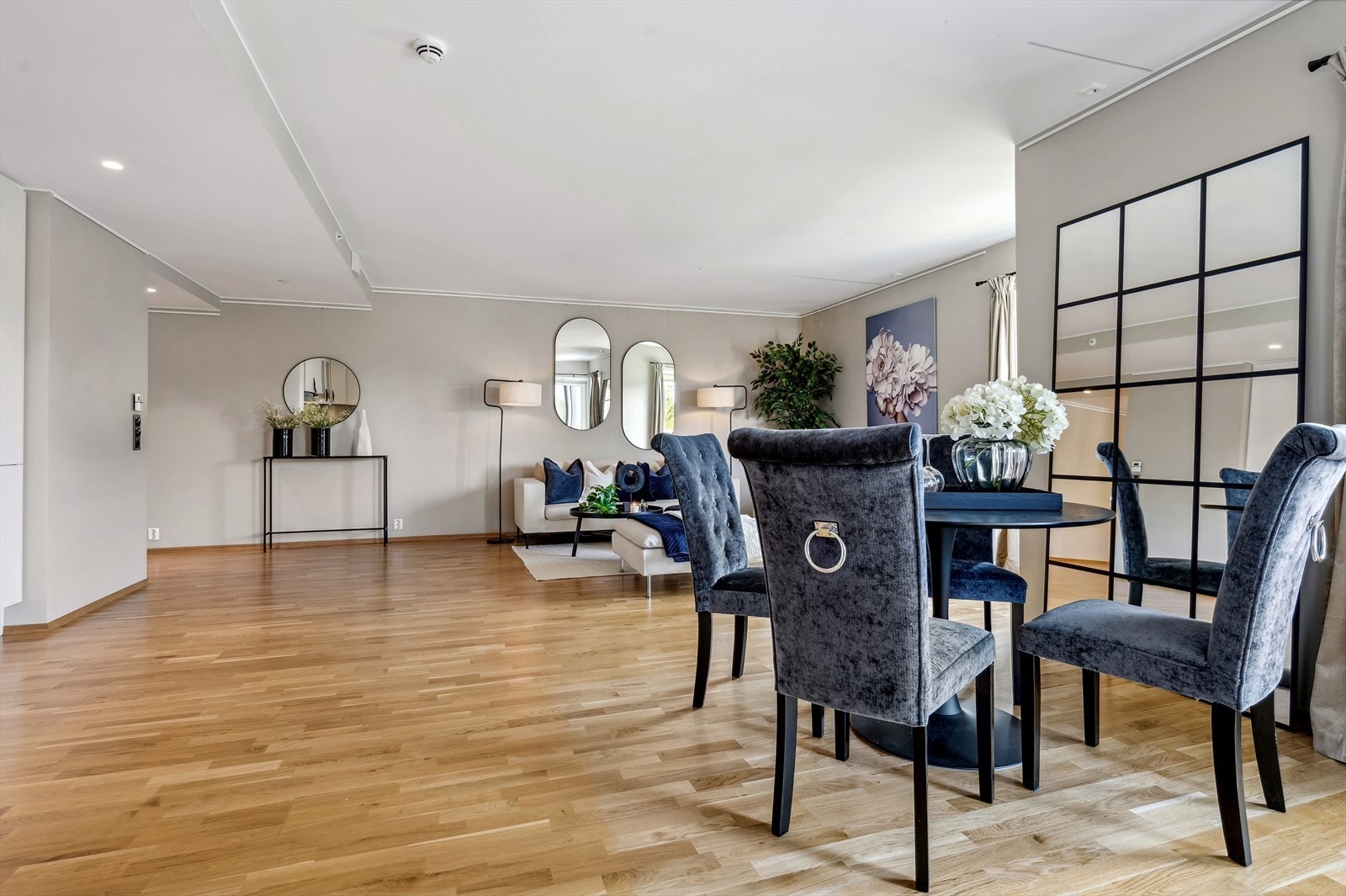 Her er plass til både sittegrupper, sjenker og skap. Galleribilde