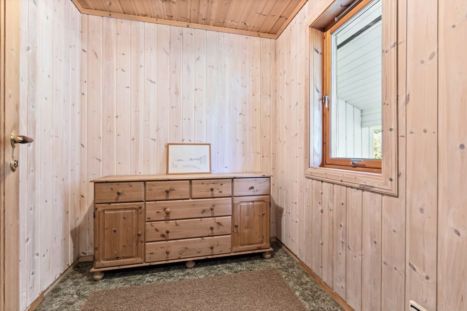 God plass for etablering av garderobeløsning ved entré. Galleribilde