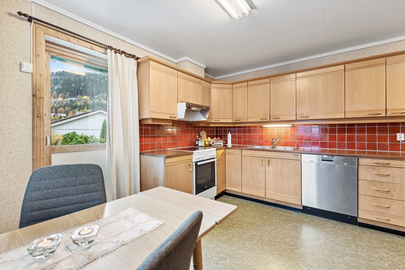 Det er nedfelt stålkum, opplegg oppvaskmaskin og komfyr med ventilator over. Galleribilde