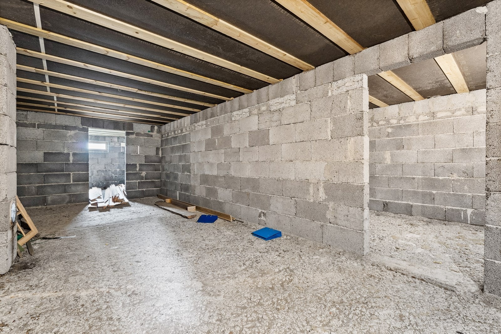 Stor og romslig kjeller med god plass for lagring. Galleribilde