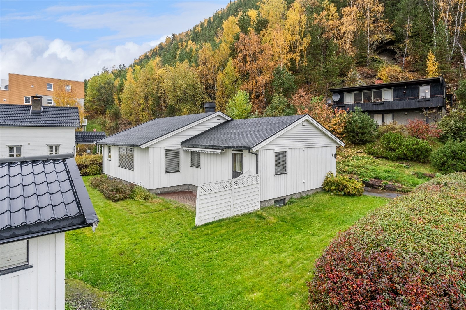 Boligen ligger fint og sentralt til, vest for Otta sentrum. Det er gangavstand til alle sentrumsfunksjoner. Galleribilde