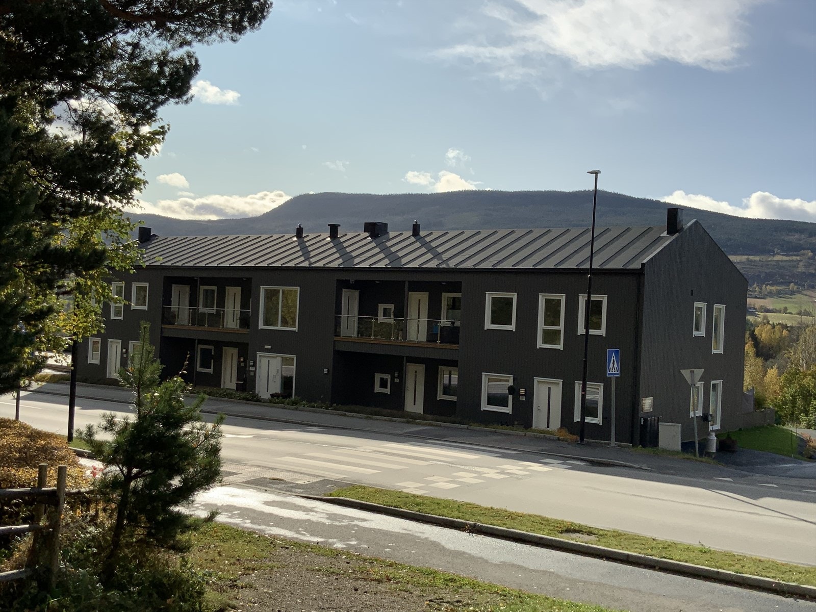 Leiligheten ligger i 2. etg lengst til høre i bildet. Hovedinngang midt i bygget som har både trapp og heis. Galleribilde