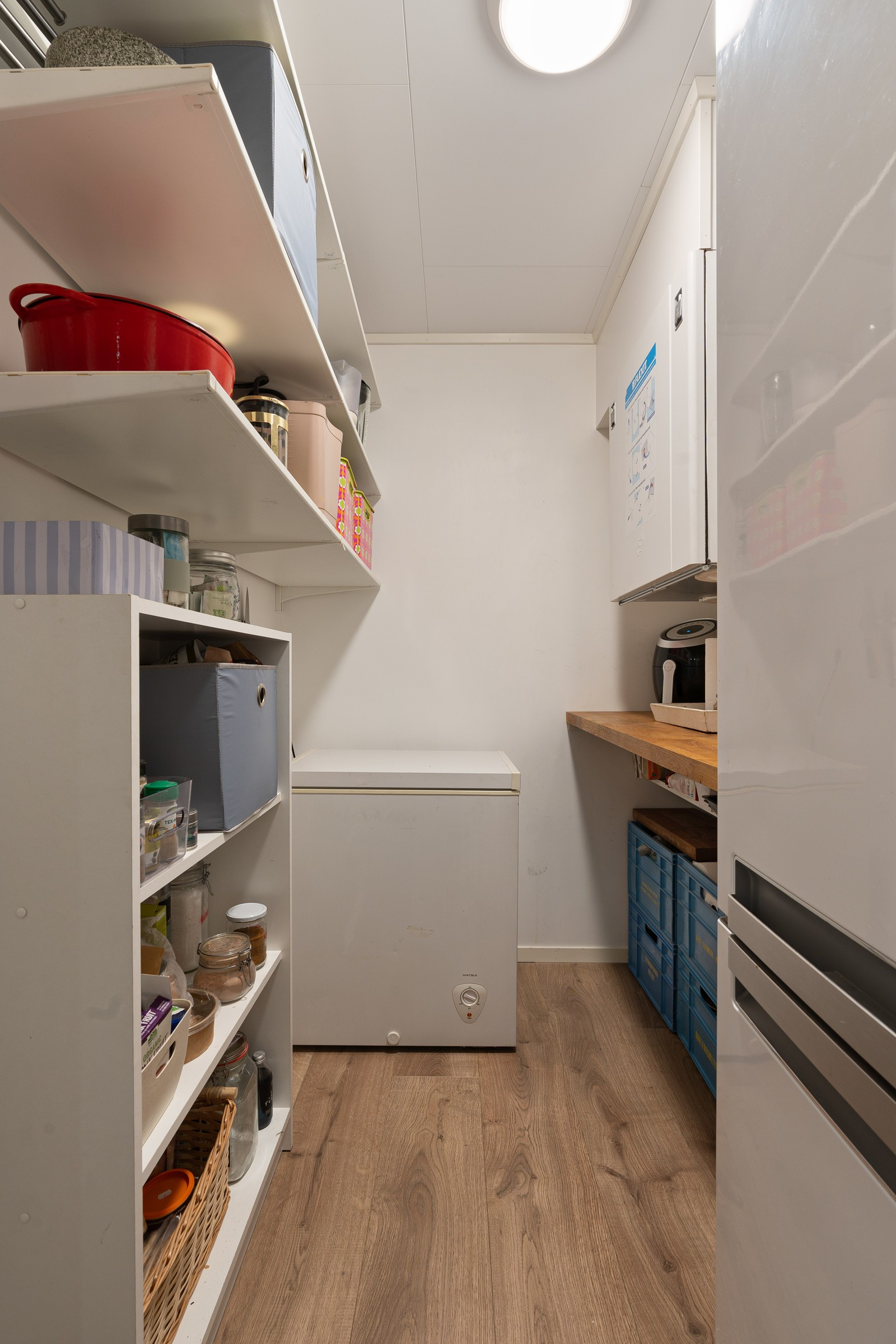 Grovkjøkken/bod i tilknytning til kjøkkenet. Her kan du ha ekstra kjøleskap, fryser og med ytterligere hylleplass der du kan oppbevare kjøkkenmaskiner.