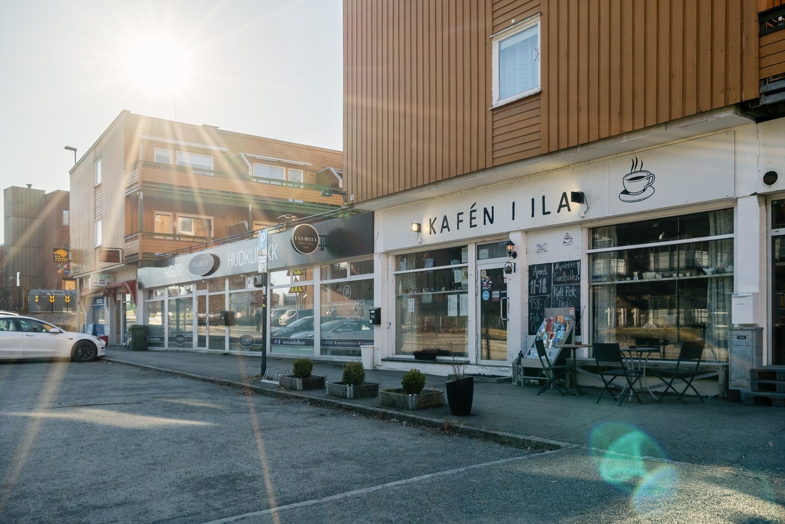 "Kafén i Ila" ligger like ved og er en sjarmerende og trivelig samleplass for nabolaget. Lokalene er eid av borettslaget og generer gode leieinntekter. Galleribilde