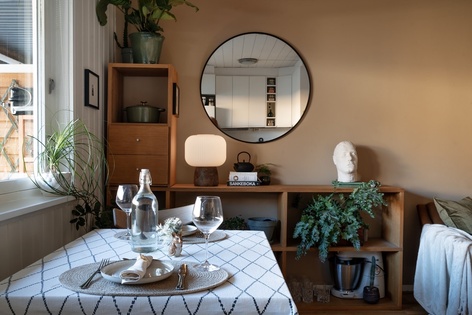 Ved utgang til terrasse har du kjøkkenet med tilhørende spisekrok. Galleribilde