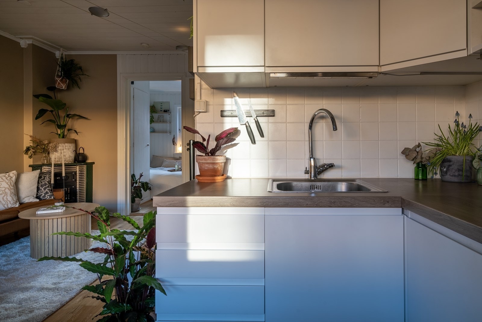 Kjøkkenet byr på en rekke kvaliteter som integrert oppvaskmaskin, dedikert skapplass til mikro, og stekeovn med induksjonstopp fra kvalitetsleverandøren AEG. Galleribilde