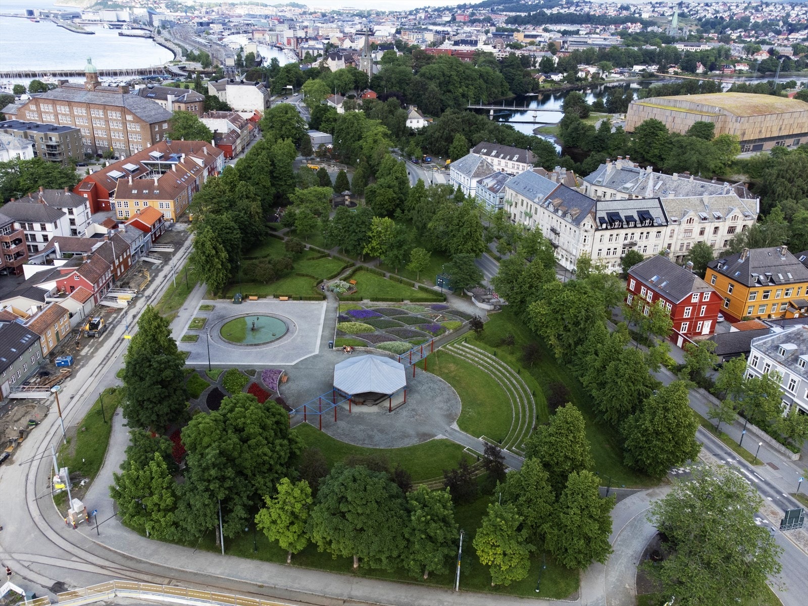 Her bor du i klem mellom to parker. Ilaparken er et pent opparbeidet grøntområde som er svært populært på varme sommerdager. Her er det musikkpaviljong, lekeplass, sitteplasser og ballplass. Galleribilde