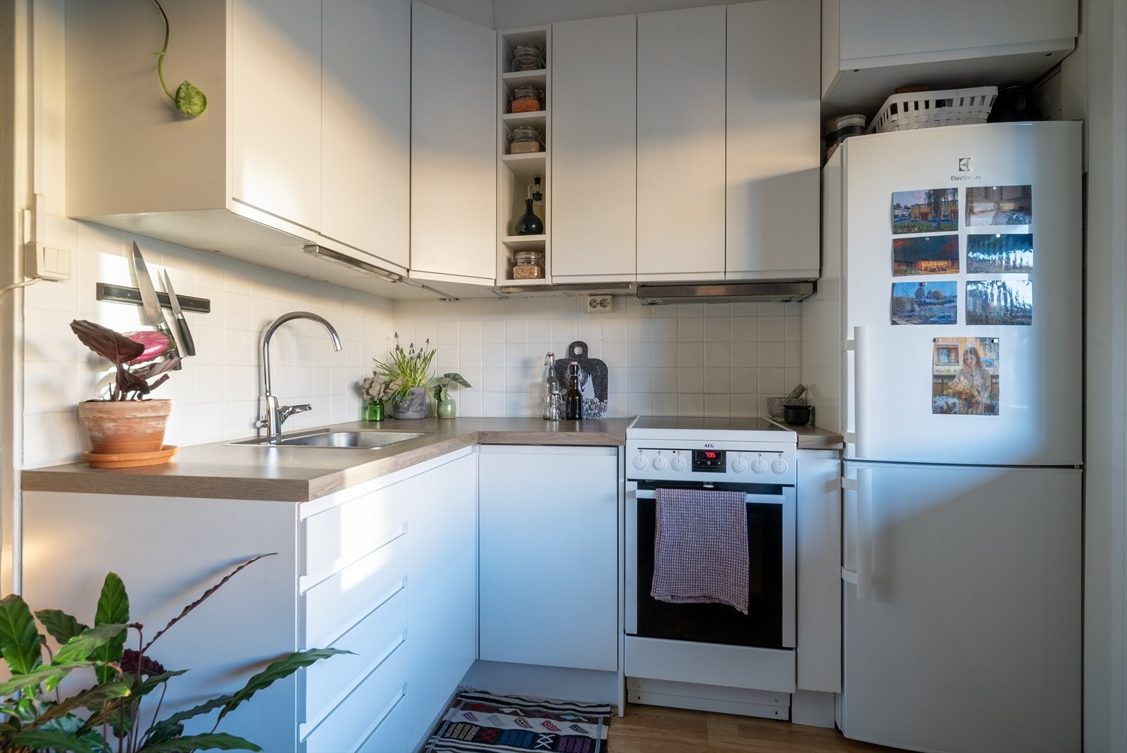 Her får du et gjennomtenkt og pent hjørnekjøkken som utnytter arealet godt. Galleribilde