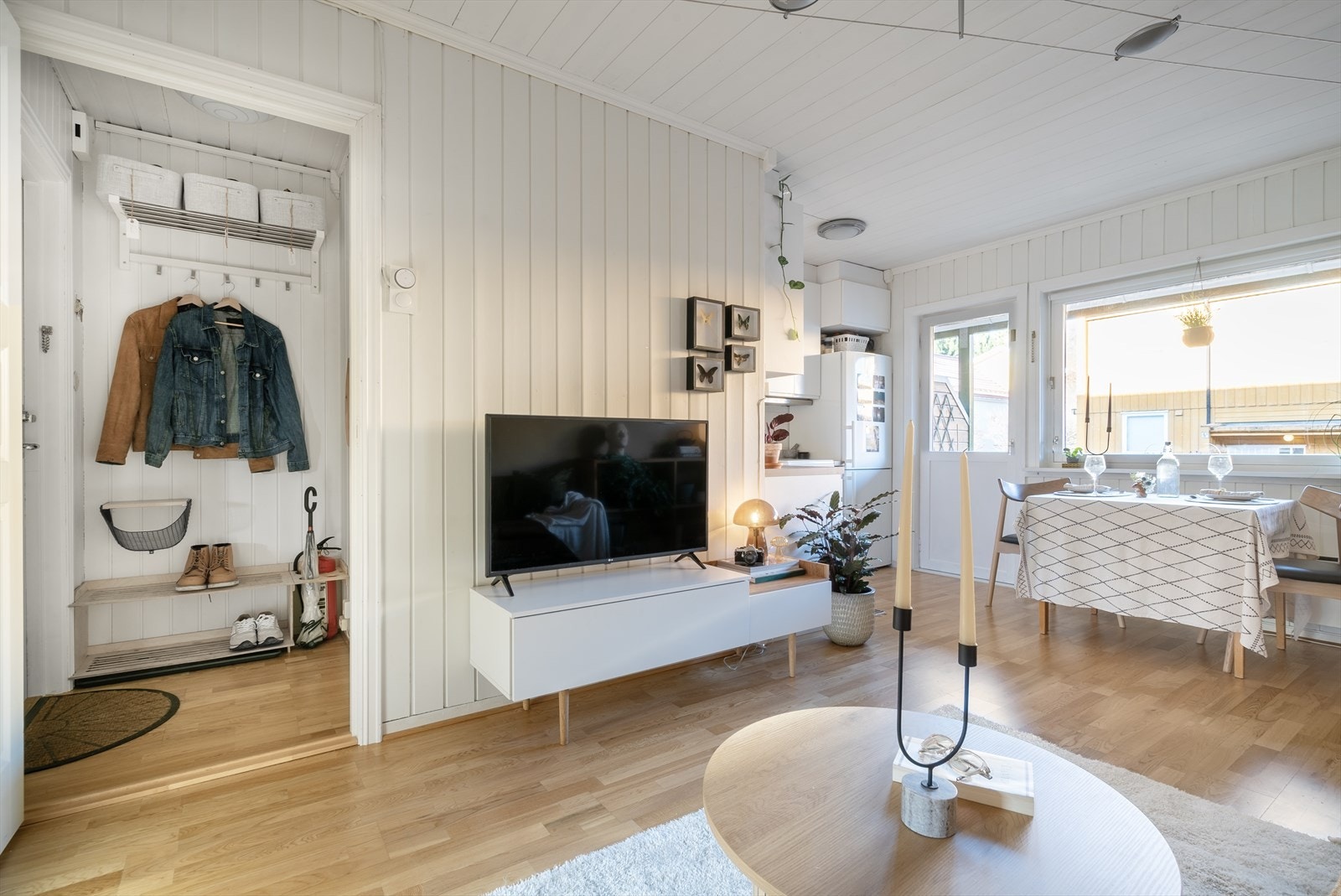 Rause vindusflater gir stuen rikelig med naturlig lys og skaper en luftig atmosfære. Galleribilde