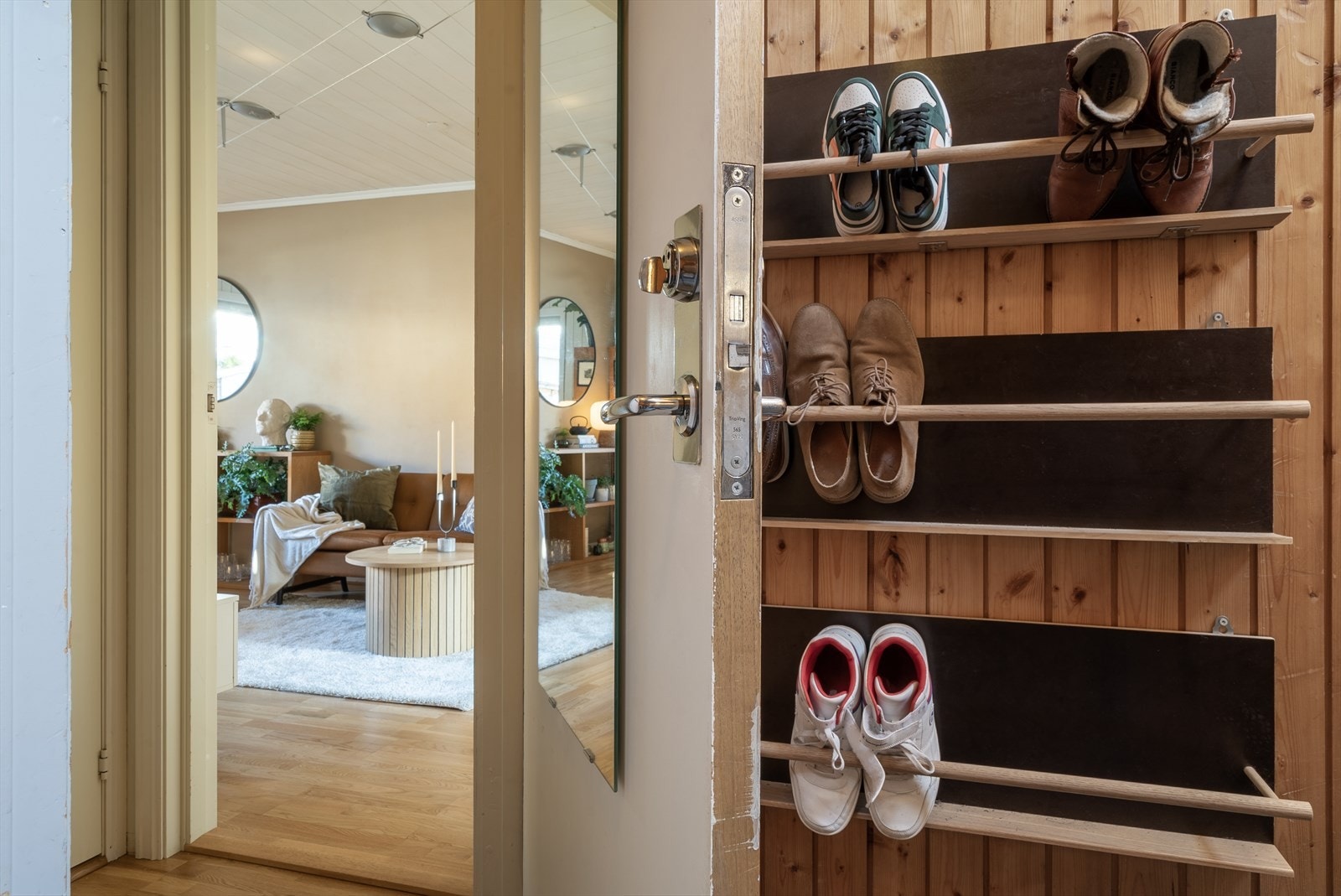 Her bor du i en høy første etasje, noe som gir enkel adkomst samtidig som minimalt innsyn. Ved entré er det etablert praktisk skostativ. Galleribilde