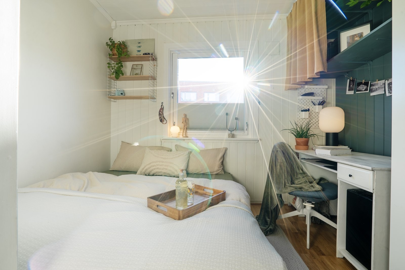 Her får du et lyst og romslig soverom med to store gareroberom. Galleribilde