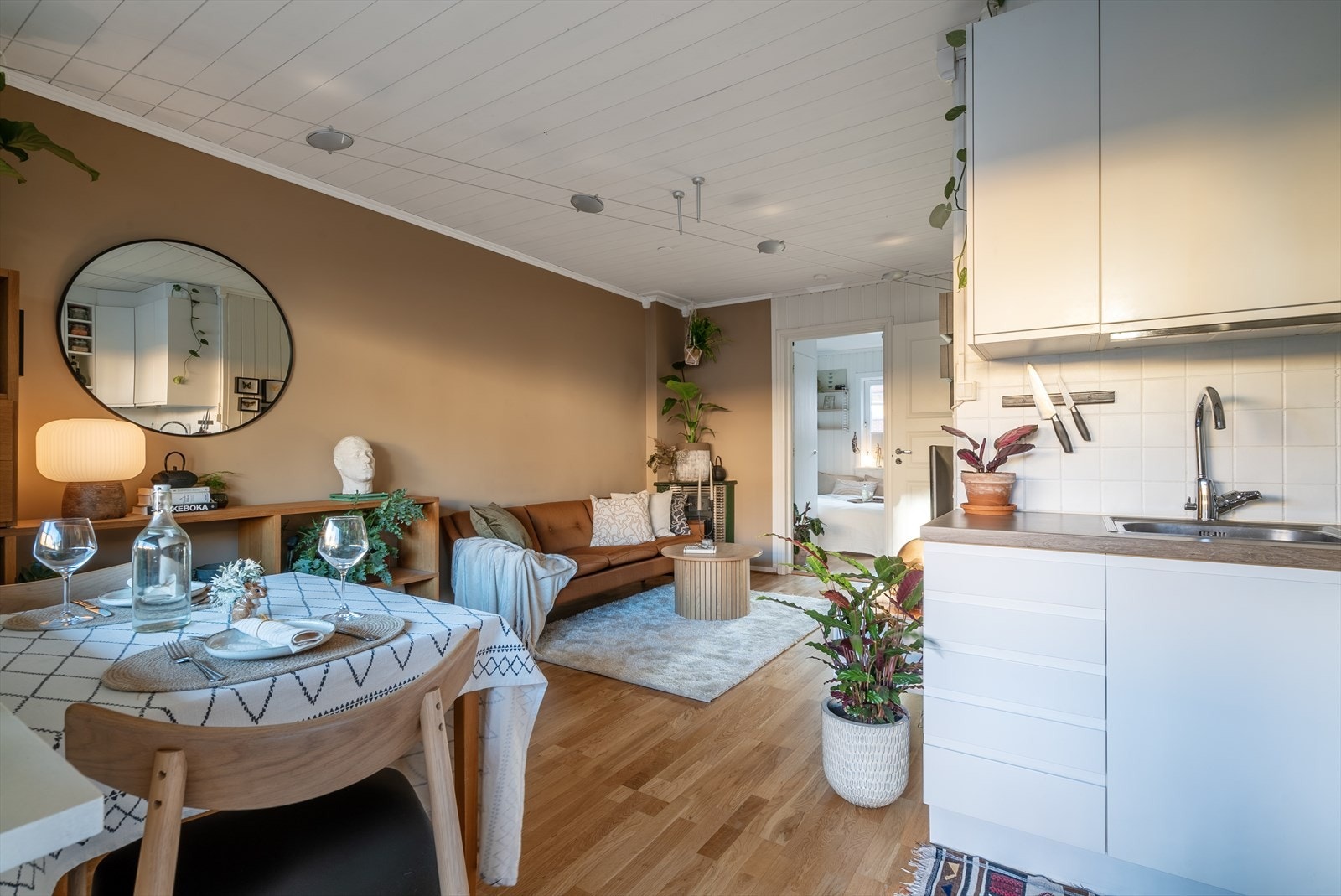 Videre har du åpen løsning inn mot romslig og lun stue. Galleribilde