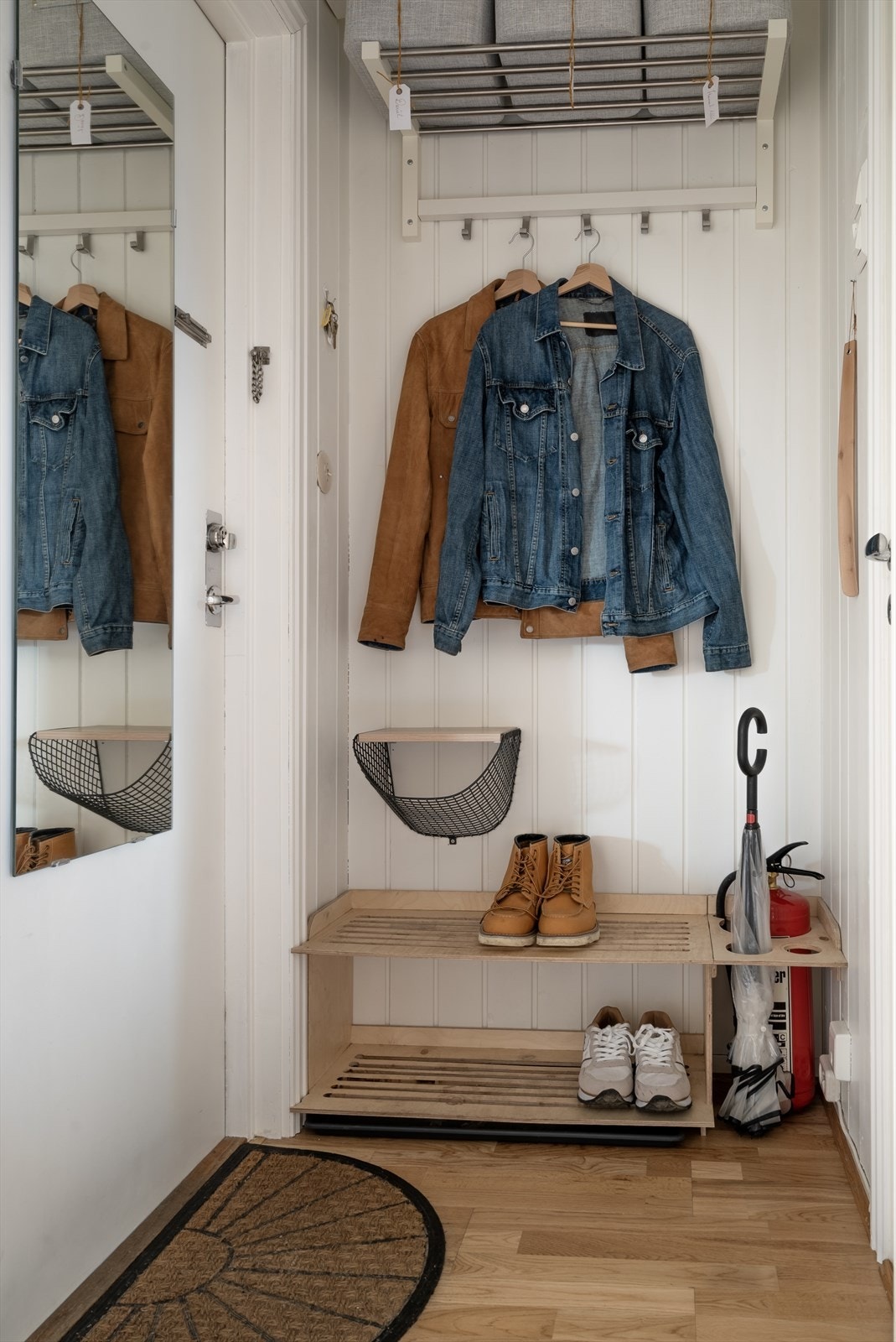 Innbydende og romslig entré med smarte løsninger for plass til oppbevaring av sko- og yttertøy. Galleribilde