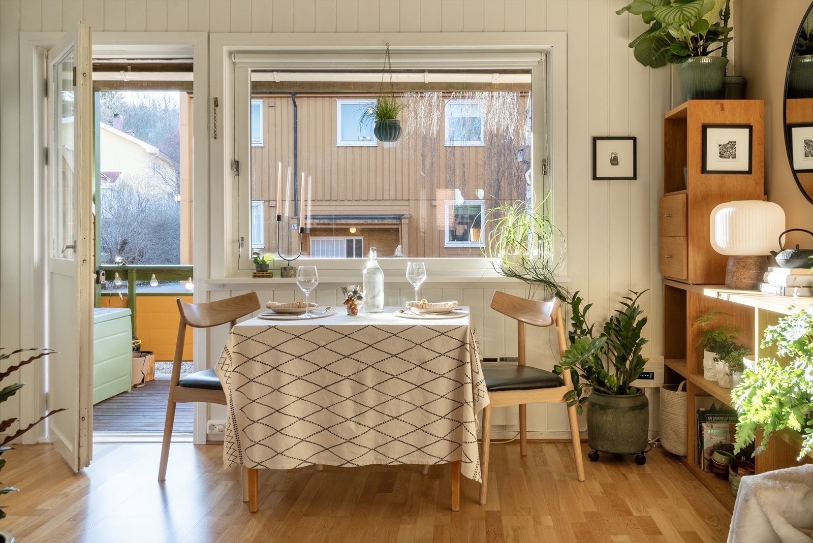 Den åpne løsningen er av romslig størrelse og har god plass til både spise- og sofagruppe. Galleribilde