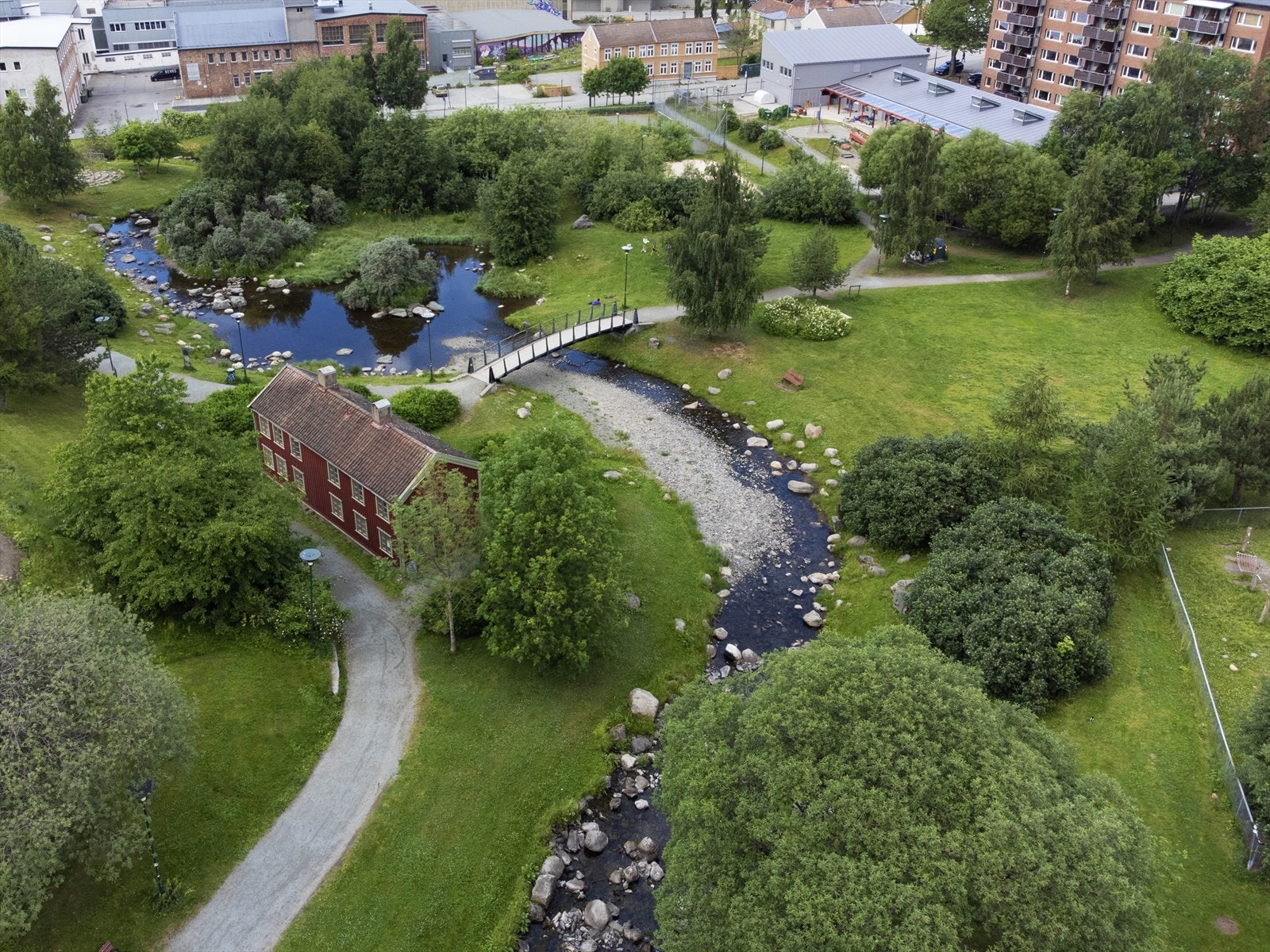 Iladalen park ligger i umiddelbar nærhet kun 100 meter unna. Her er det større opparbeidete grøntarealer med en hyggelig bekk som renner gjennom. Galleribilde