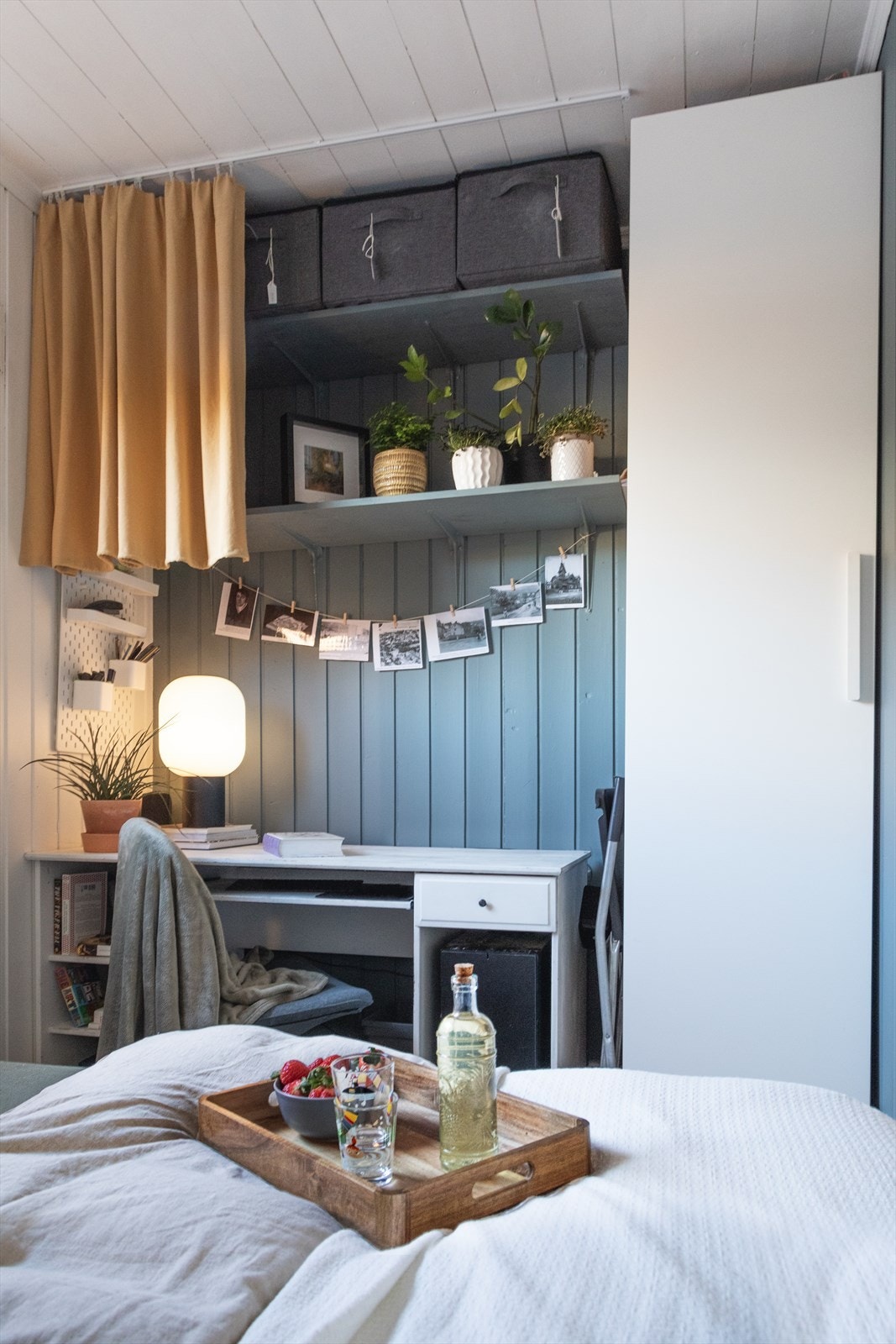 Soverommet måler 7,6 m² og har god plass til dobbeltseng, skrivebord og garderobeløsning. Galleribilde