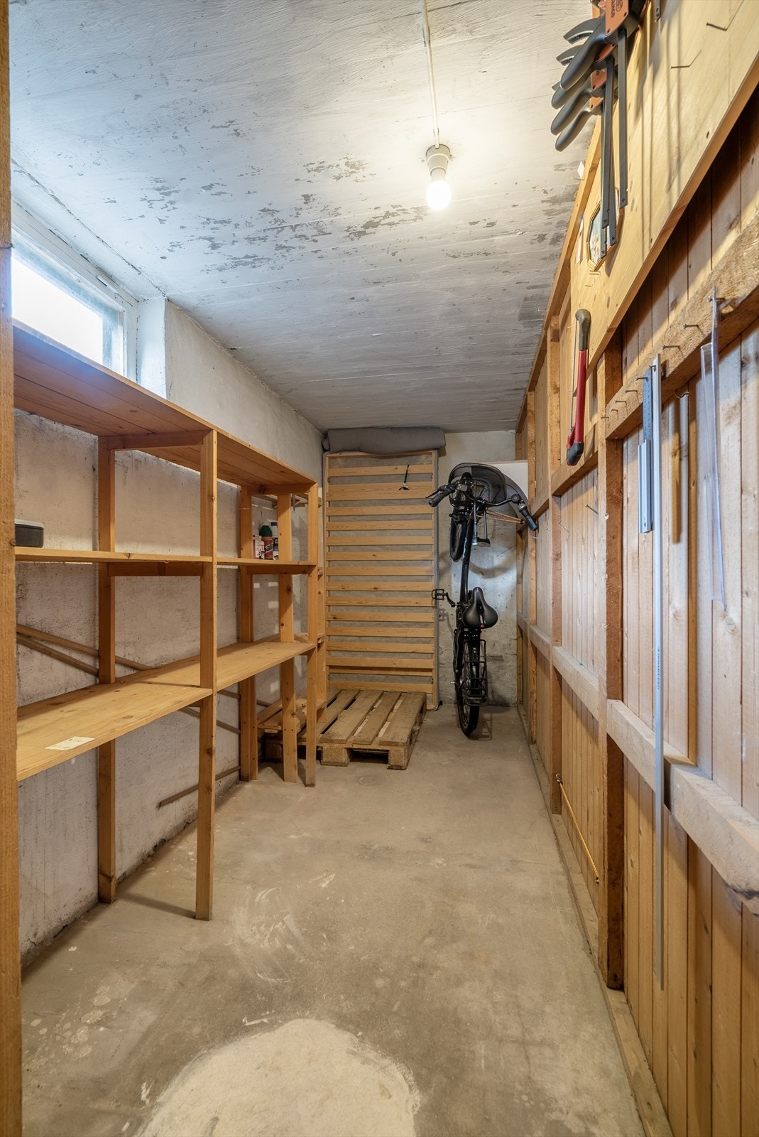 Den eksterne boden er romslig og måler omtrent 5,8 m² ifølge selger. Galleribilde