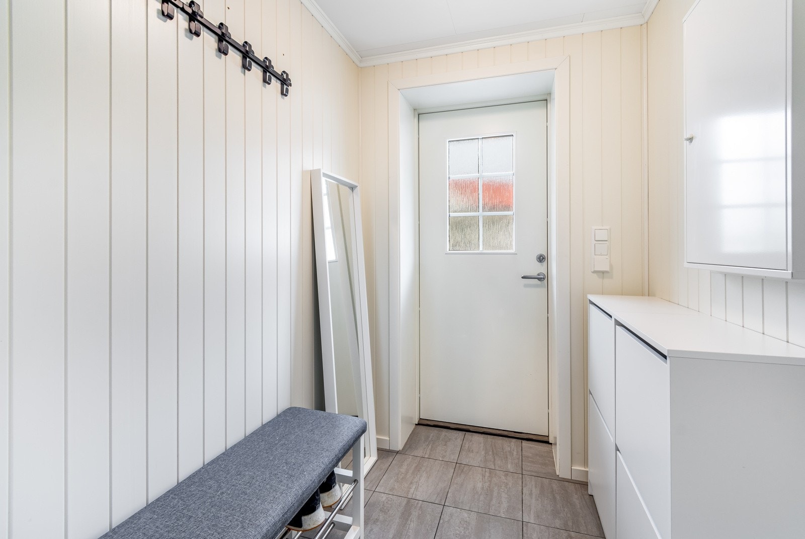 Entré med plass for yttertøy og sko. Galleribilde