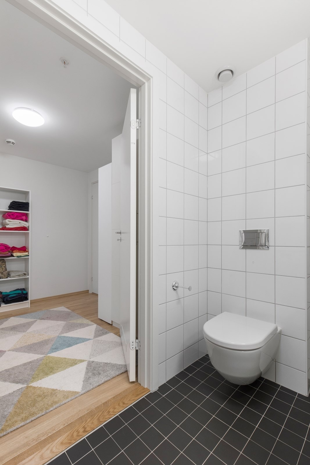 Vaskerom/Wc i tilknytning walk-in-garderobe og hovedsoverom. Galleribilde