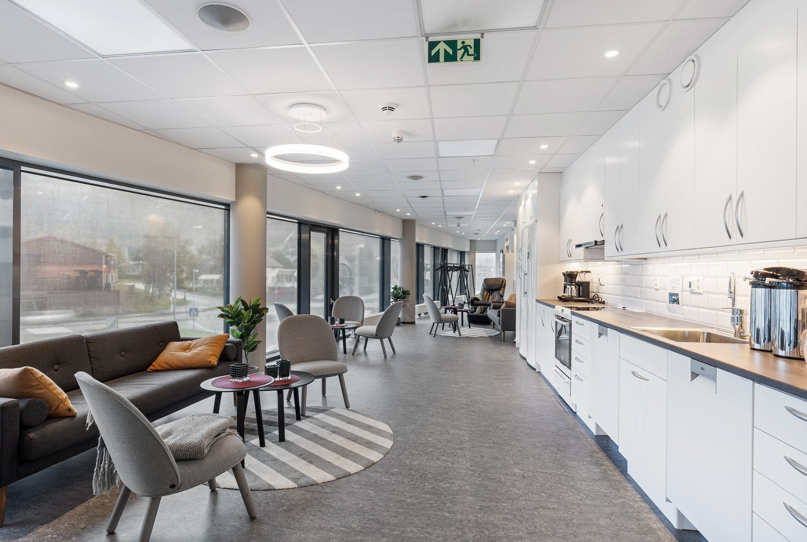 Lounge som er tilgjengelig for beboere med kjøkken, sitteplasser. Galleribilde