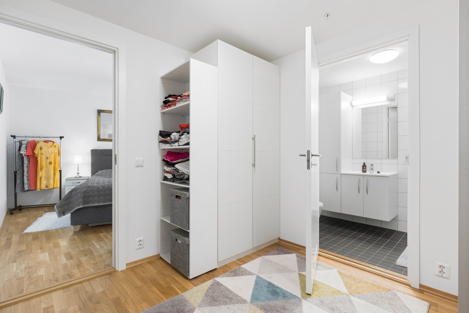 Walk-in-garderobe rett ved hovedsoverommet. Vaskerom/wc i tilknytning dette rommet. Galleribilde