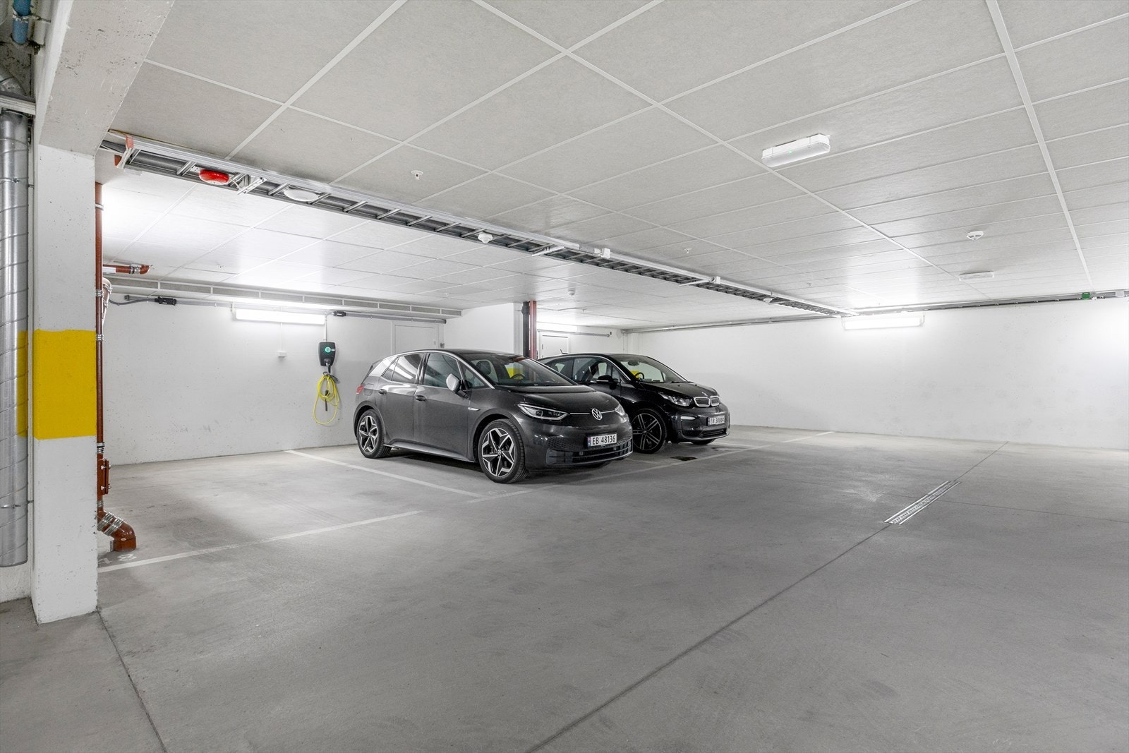 Garasjeplass i kansje byens flotteste garasjeanlegg. El.bil lader medfølger. Bod rett i bakkant av plassen. Galleribilde
