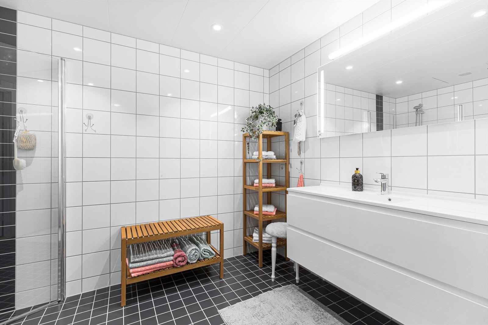 Downlights i himling og romslig, pen innredning. Komplett flislagt med varme i gulv. Galleribilde