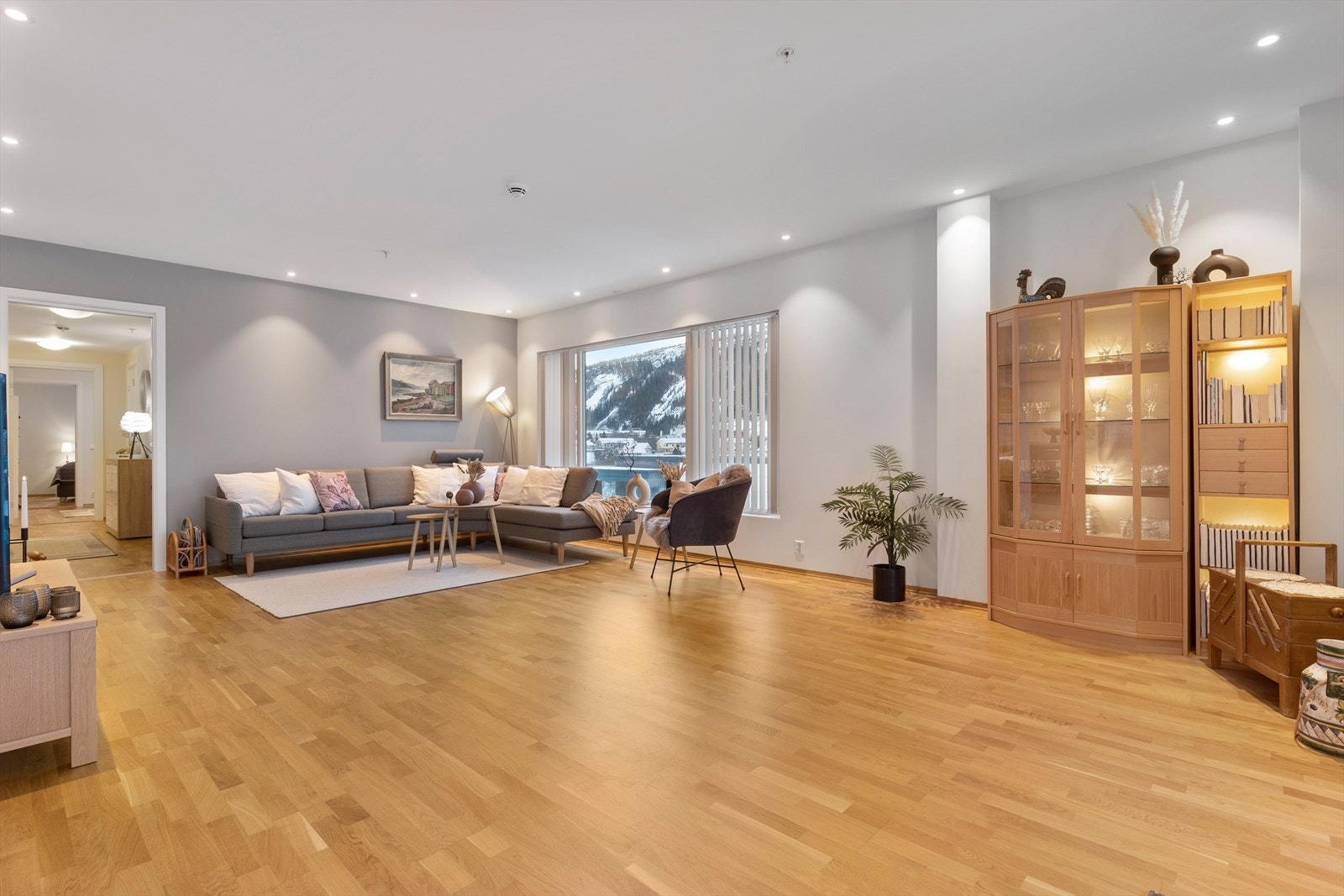 Romslig stue med gode møbleringsmuligheter. Downlights i himling. Galleribilde
