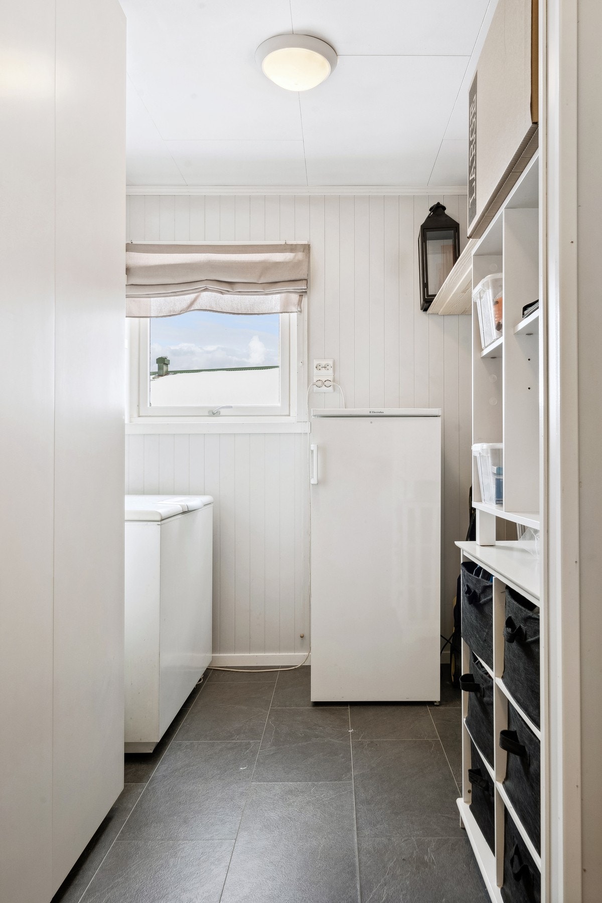 Fra entréen har man tilgang på en romslig bod/garderoberom. Boligen har i tillegg kaldloft med mye oppbevaringsplass. Galleribilde