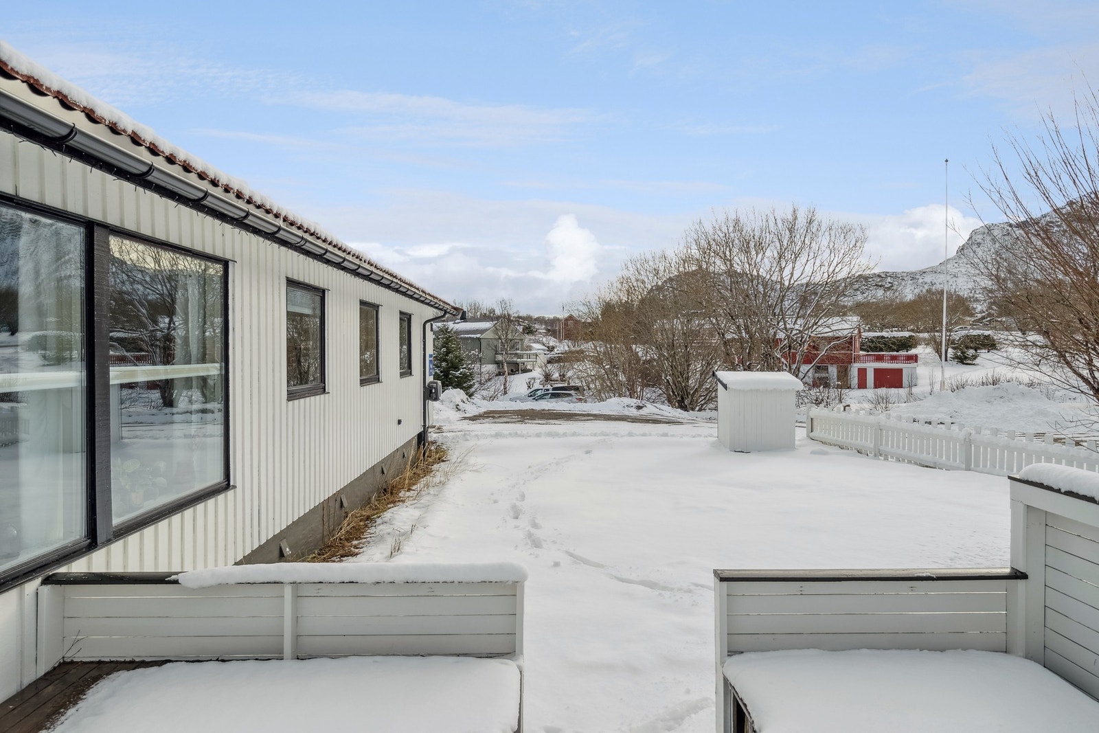 Fra stuen kan man ta seg ut til et flott uteområde, bestående av terrasse og hage. Galleribilde