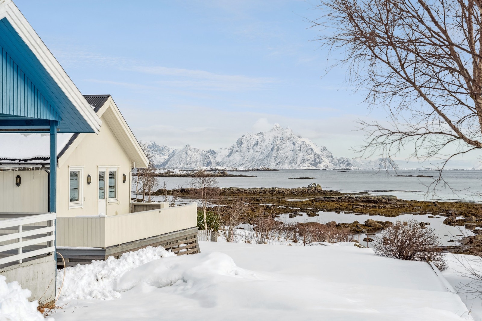 Boligen med alt på ett plan, byr på herlige utsiktsforhold mot sjøen! Galleribilde