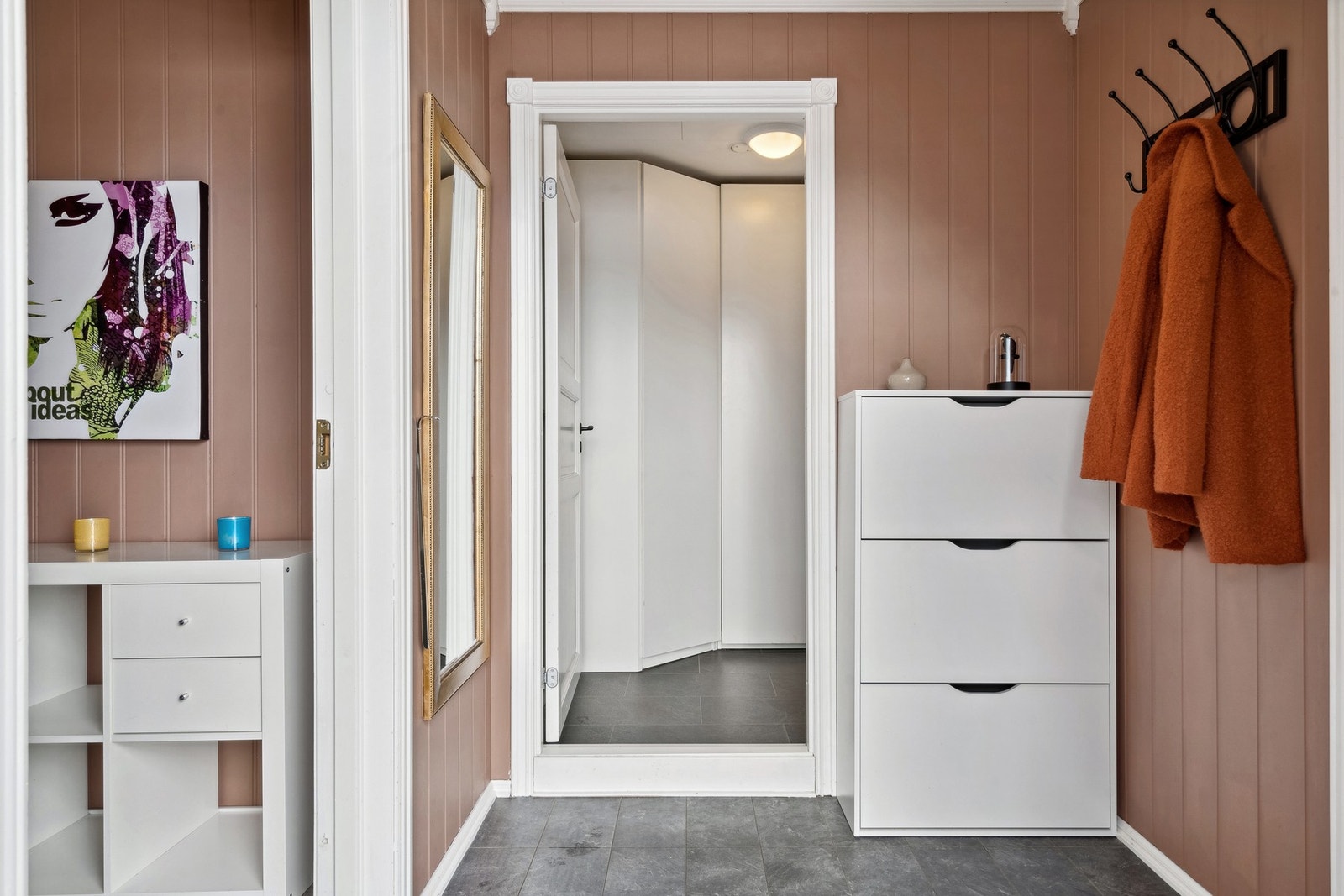 Velkommen inn! Det første man møter er en praktisk entré, med plass for oppheng av yttertøy. Herfra får man direkte adkomst til separat vaskerom og garderoberom/bod. Galleribilde