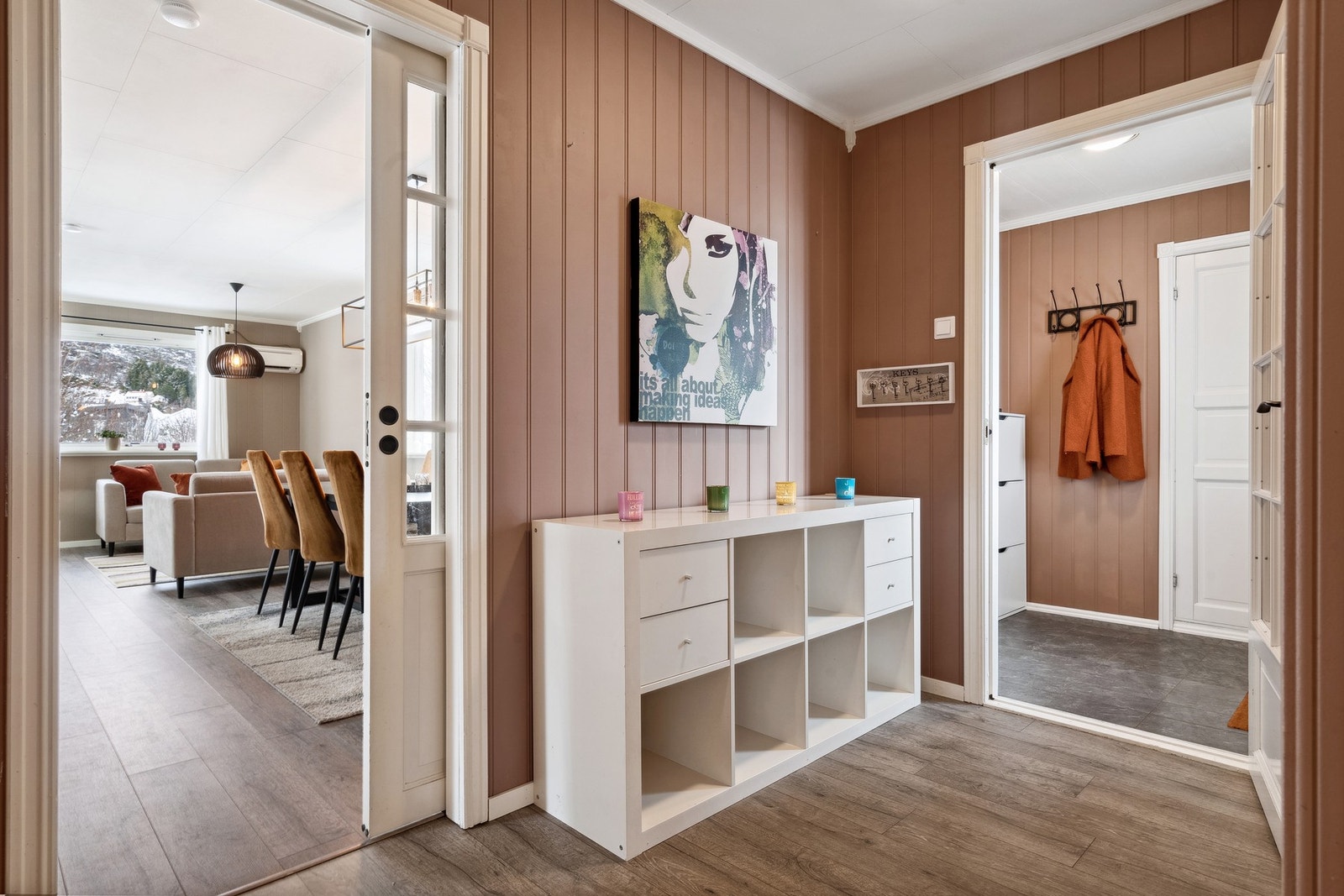 Fra entréen har man enkel adkomst til resterende rom i boligen, samt en gang som skiller soveromsfløyen fra stuen og kjøkkenet. Galleribilde