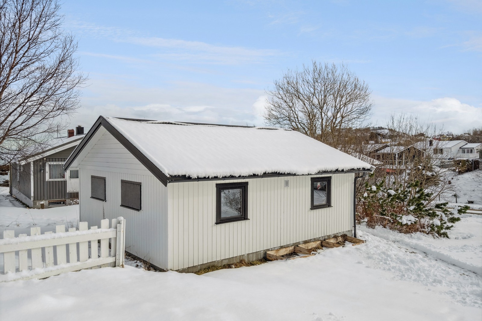Frittstående uthus på eiendommen som er inndelt i to rom - en bod og et kinorom. Galleribilde