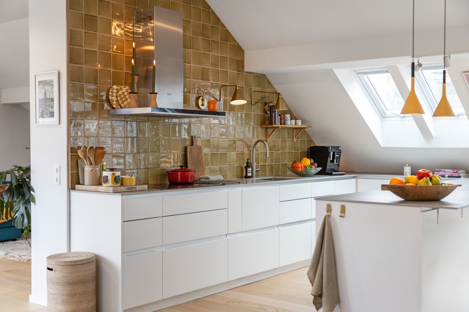 Pent og stilrent kjøkken med integrerte hvitevarer. Galleribilde