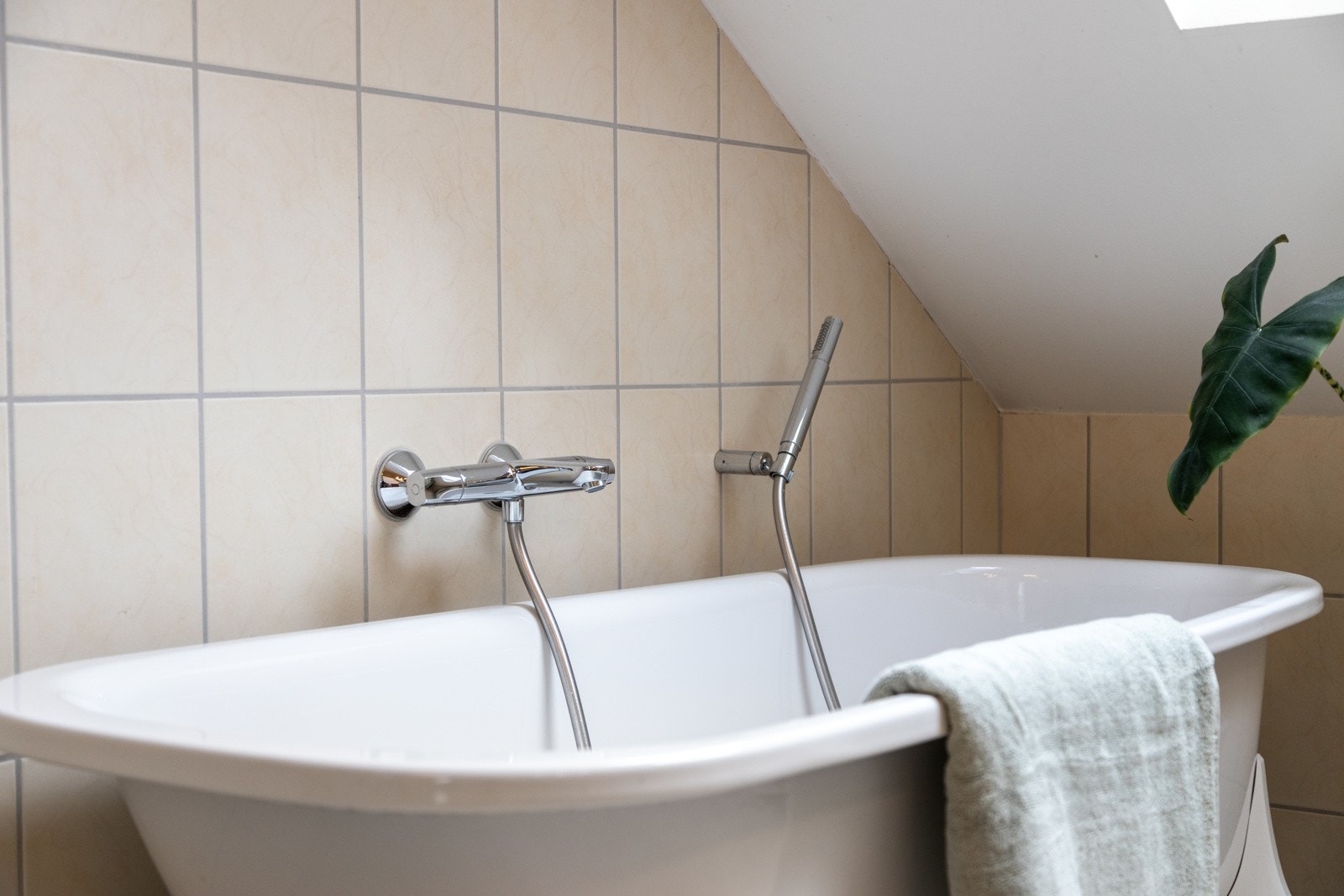 Badekar på badet som passer godt til både barn og voksne. Galleribilde