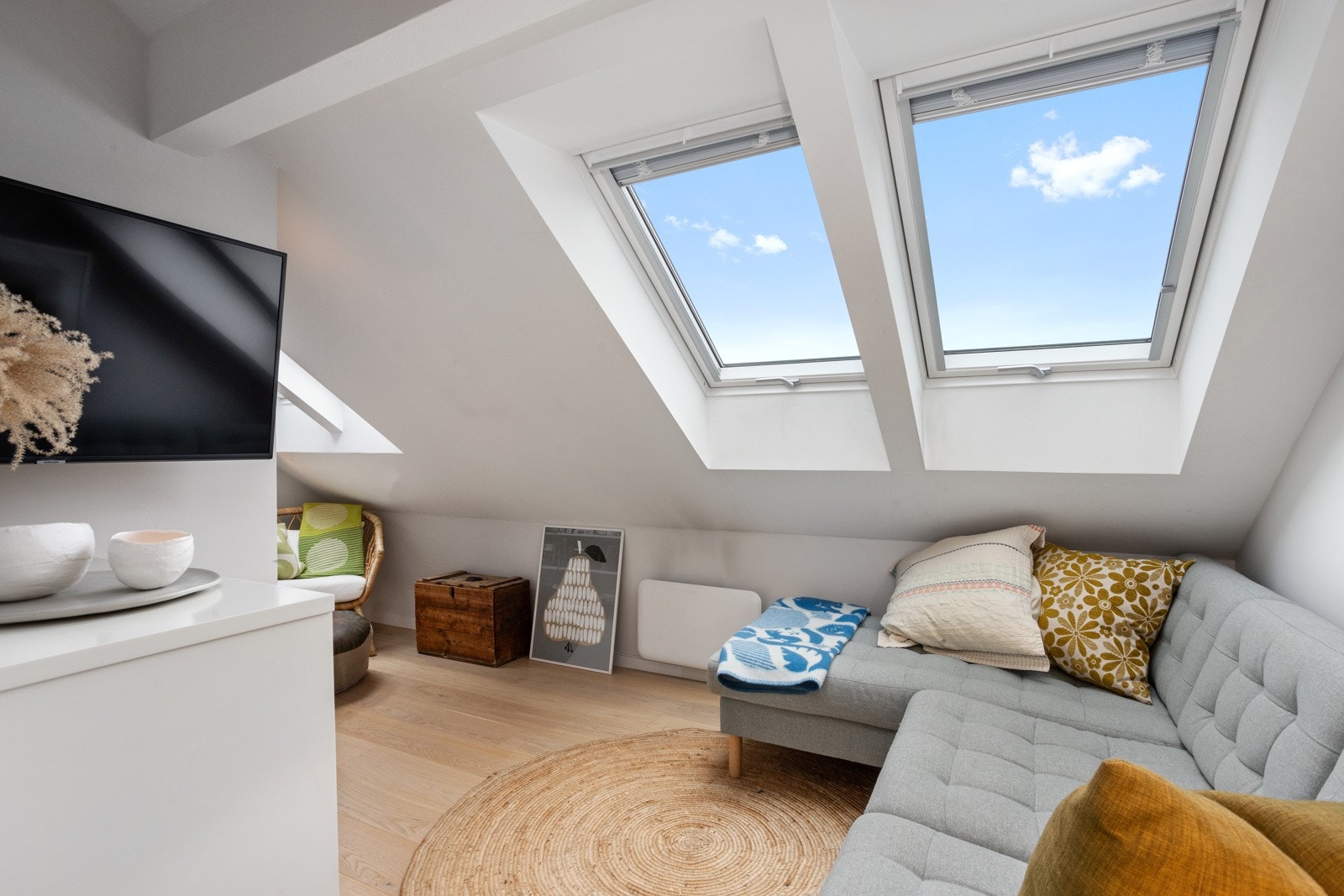 Koselig loftstue som kan brukes til for eksempel bibliotek eller tv-stue. Rommet har skråvegg og lavere takhøyde. Galleribilde