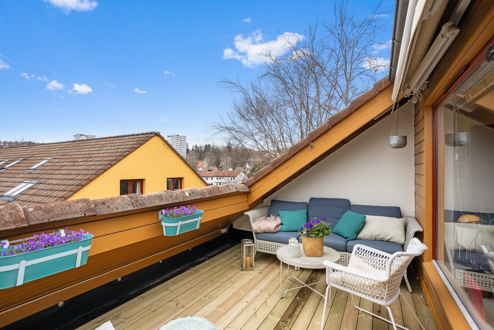 Takterrasse hvor man kan sitte helt usjenert med fin utsikt. Galleribilde