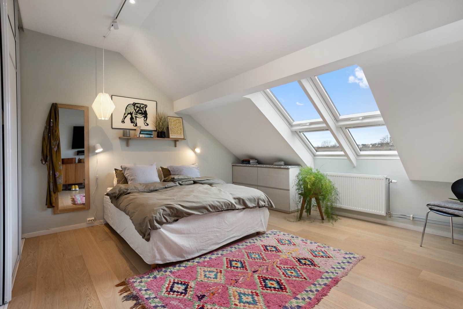 Hovedsoverommet er av god størrelse. Rommet har plassbygde garderobeskap med svært god lagringsplass. Galleribilde