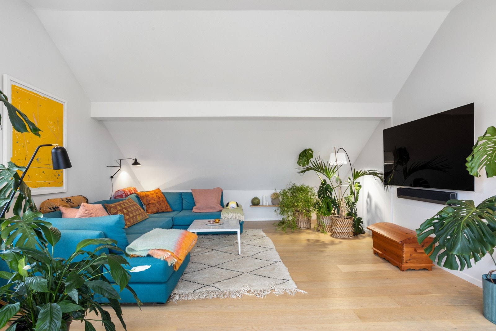 Det er god plass til stor sofa i stuen. Galleribilde