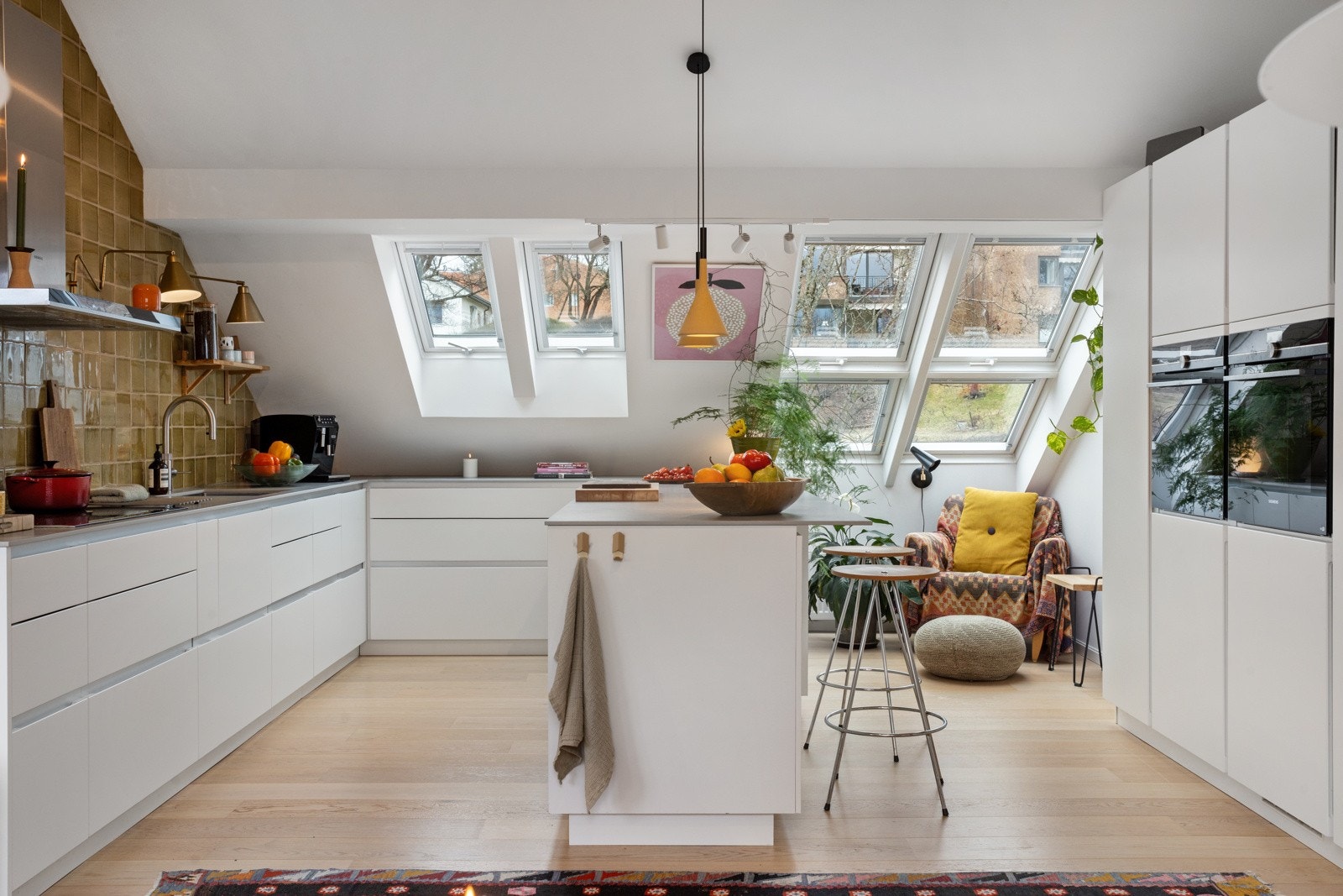 Et svært delikat og romslig kjøkken fra 2019. Her er det gode løsninger hvor skråveggene er godt utnyttet. Galleribilde