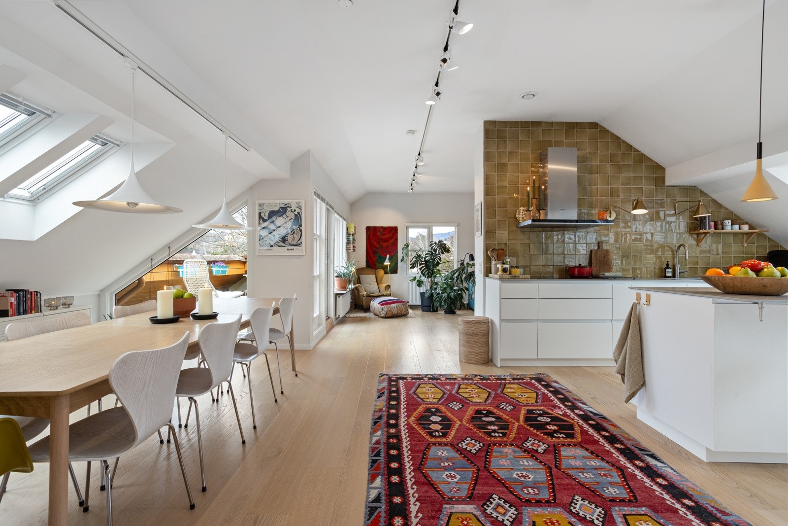 Velkommen til Nedre Silkestrå 15, en unik og stor 5-roms toppleilighet med god standard, vestvendt takterrasse og carport m/lader for elbil. Galleribilde