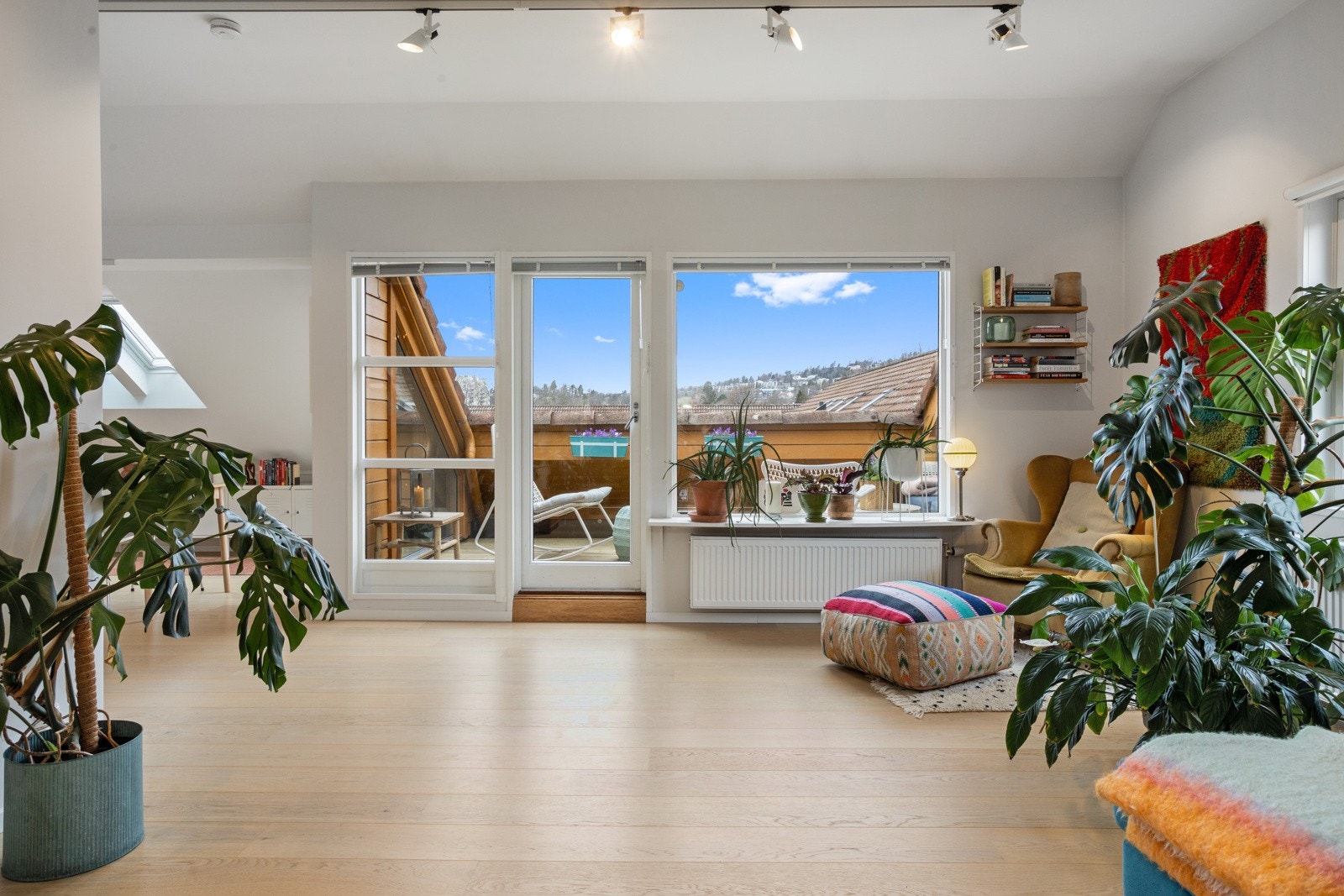 Med beliggenhet i 4. etasje og store vindusflater, kommer det godt med sollys inn i stuen. Galleribilde