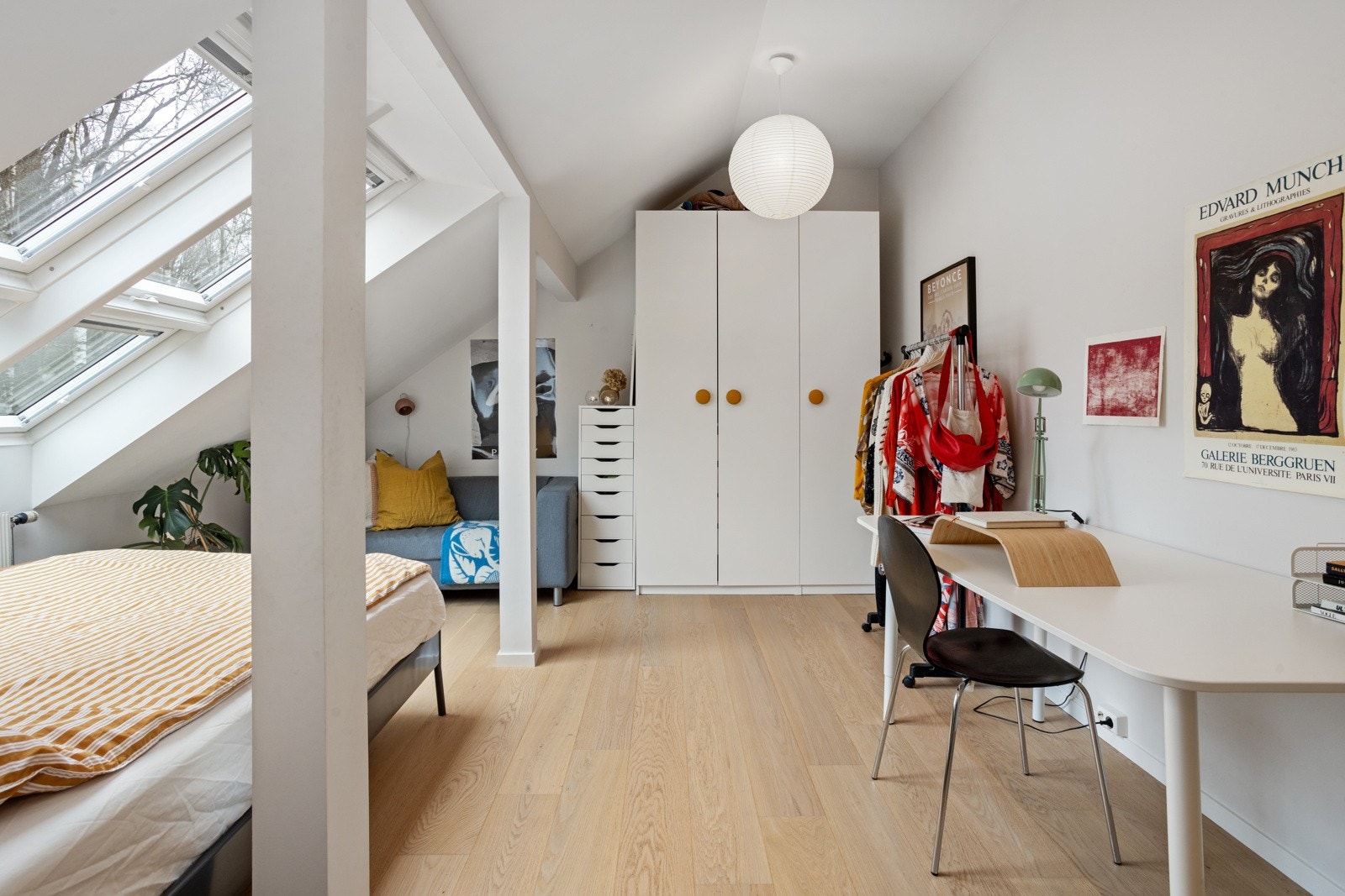 Lyst soverom 2 med stort garderobeskap. Galleribilde