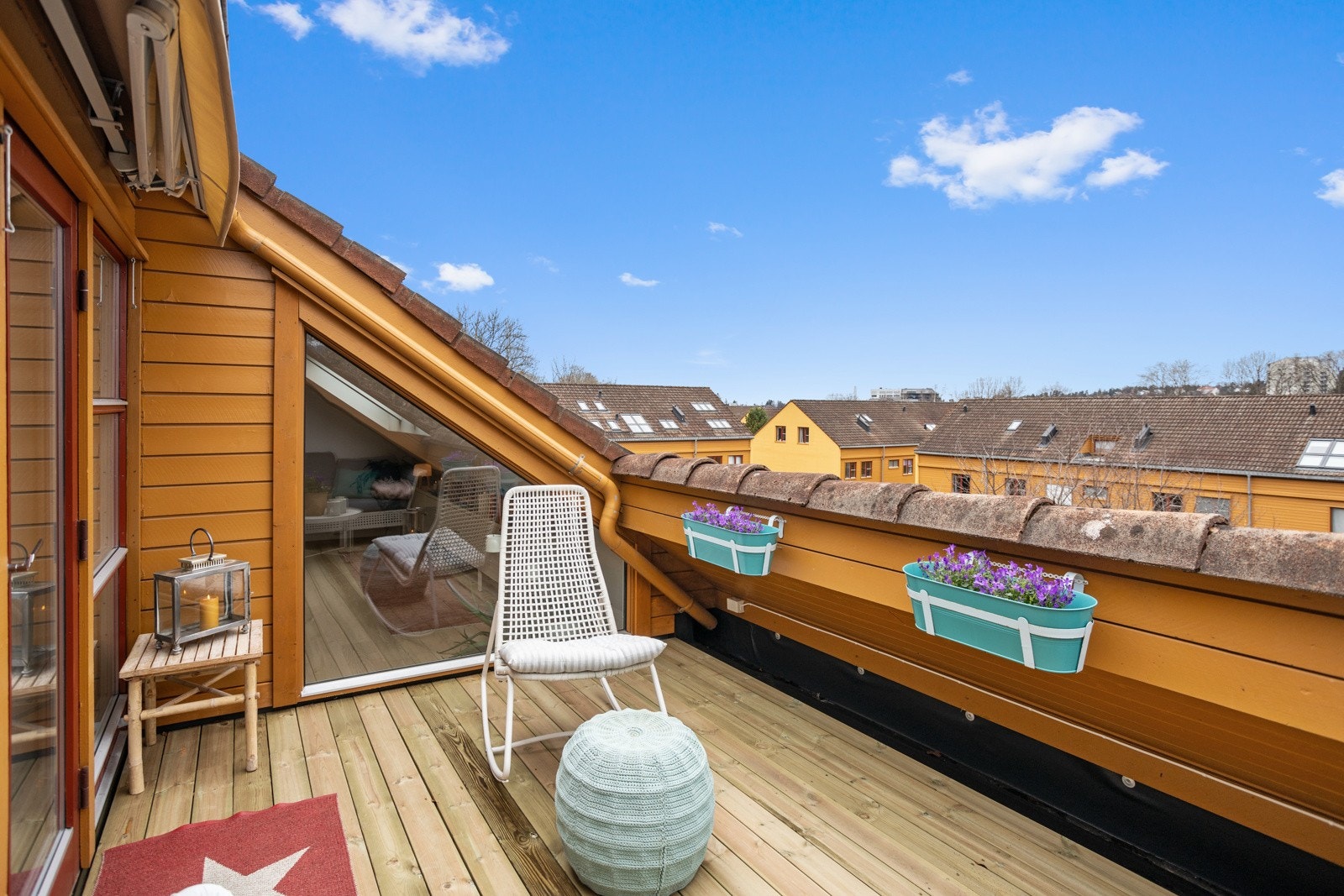 Hyggelig terrasse med ettermiddags- og kveldssol. Galleribilde