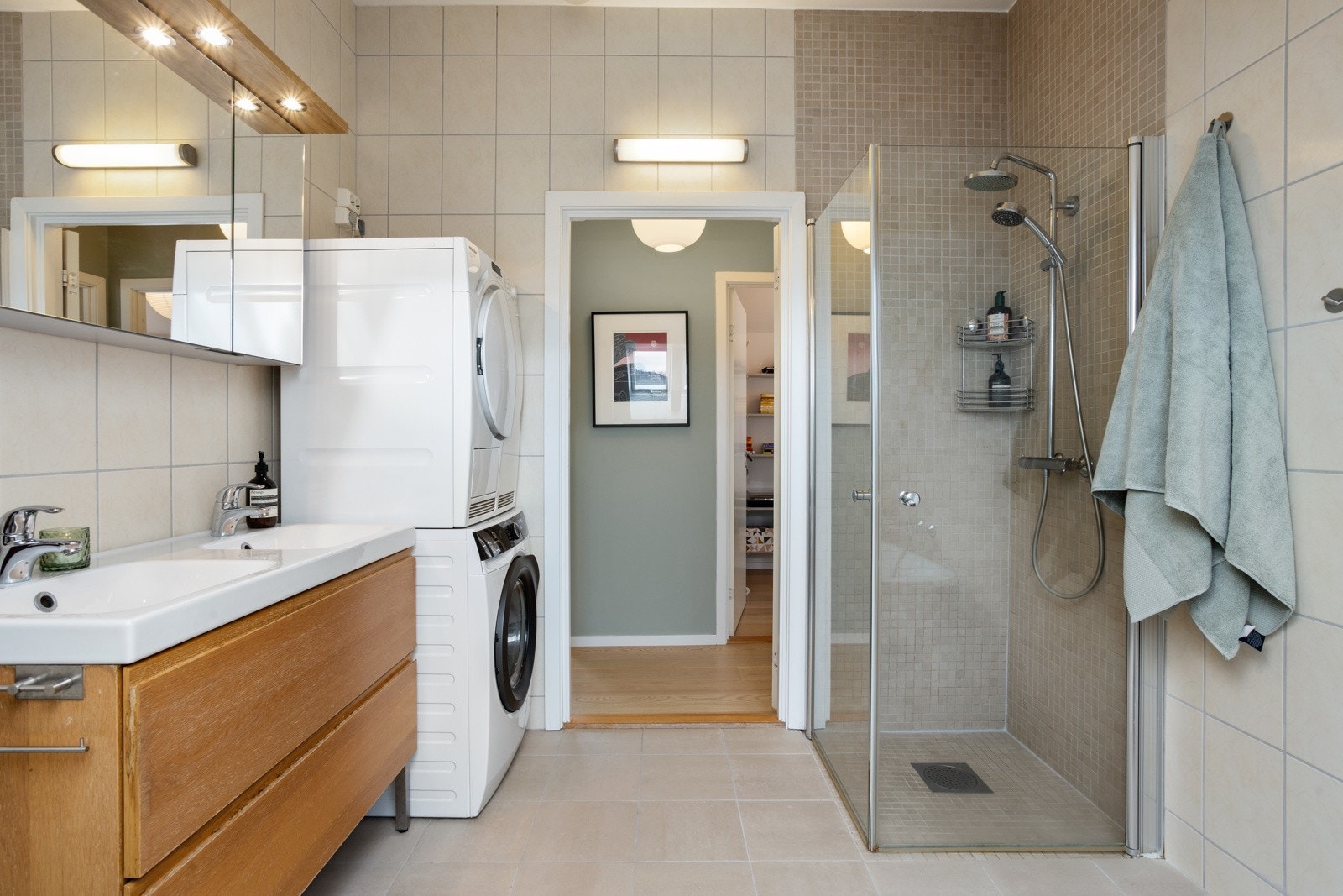 Bad med opplegg for vaskemaskin og tørketrommel. Galleribilde